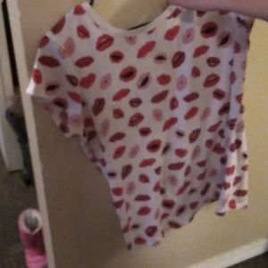 A short sleeve shirts with lips on it